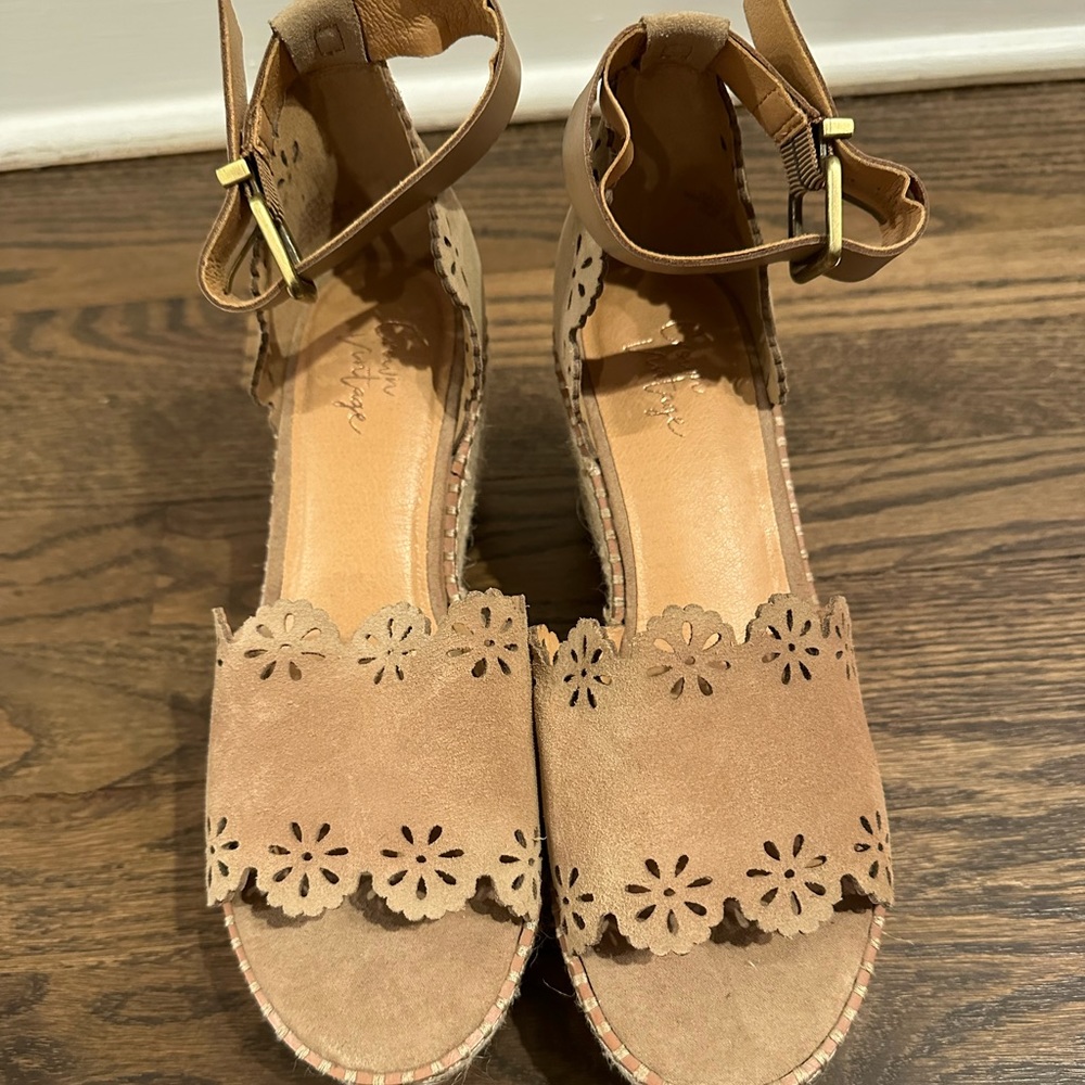 NWOT scalloped sandals